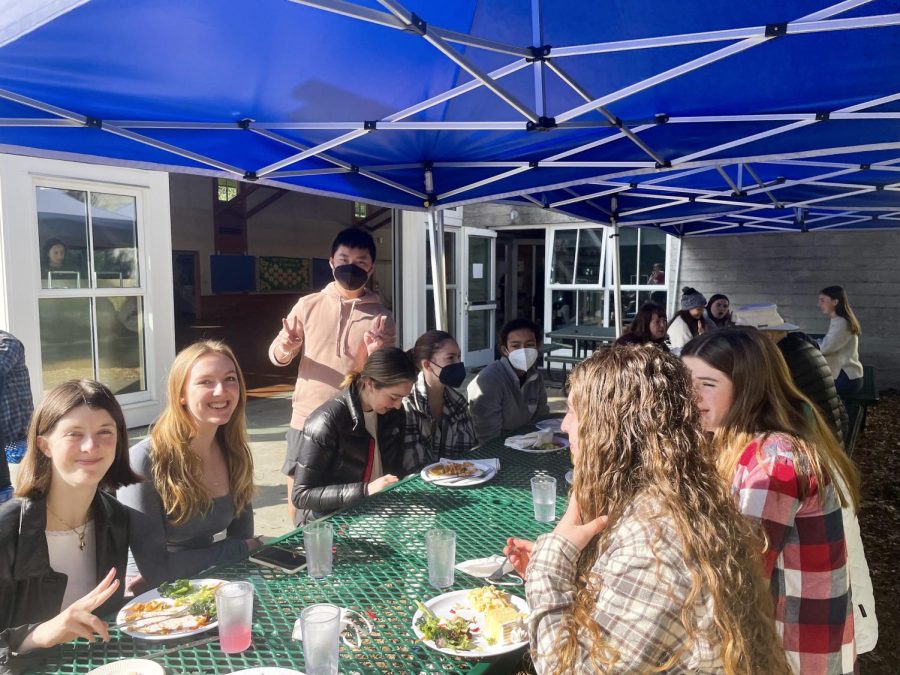 Juniors+eat+lunch+outside+the+commons+in+January+2022.+Students+can+no+longer+eat+inside+the+building.