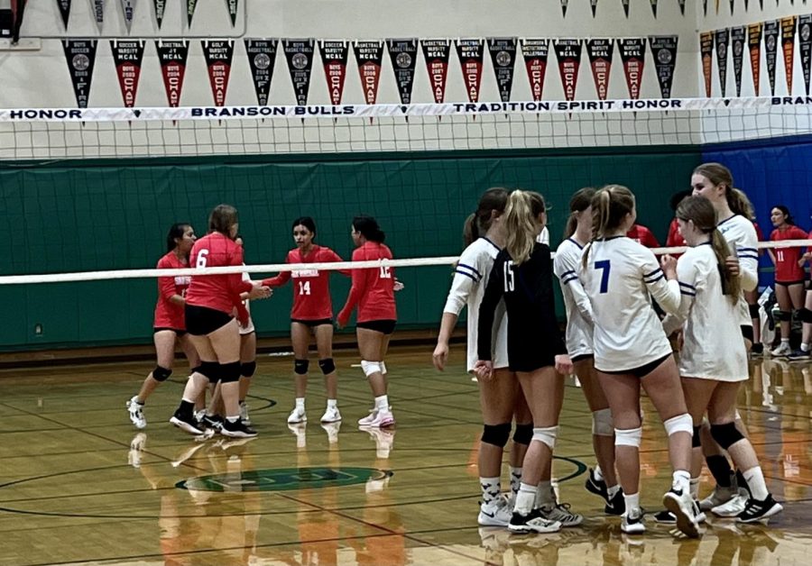 Girls+junior+varsity+huddles+during+its+home+game+against+San+Rafael%2C+Oct.+12%2C+2022.+The+team+quickly+defeated+San+Rafael+in+two+sets.