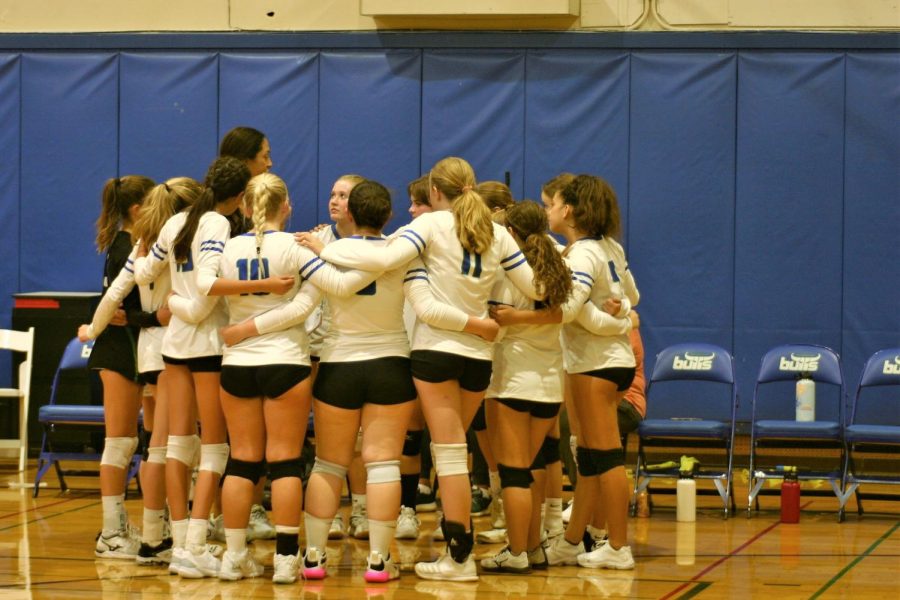 Branson+girls+junior+varsity+volleyball+huddles+during+its+home+game+against+Tamalpais%2C+Oct.+7%2C+2022.+The+team+won+the+game+in+three+sets.