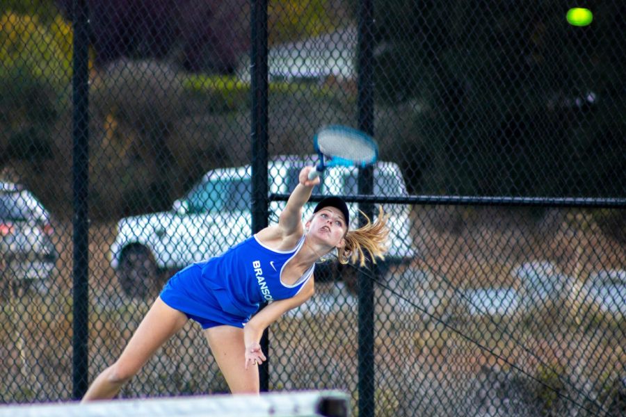 Anna+Rende+serves+the+ball+to+Bishop+O%E2%80%99Dowd+at+College+of+Marin%2C+Nov.+10%2C+2022.+Girls+varsity+tennis+will+face+University+for+the+North+Coast+Section+final.