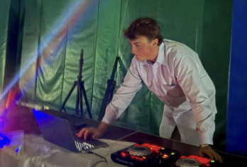Remy DeJean ‘26 DJ’s at
Homecoming