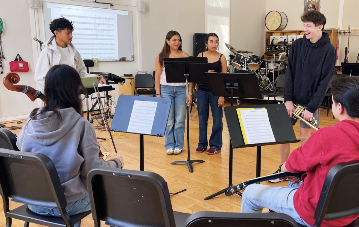 Alberto Vides ‘29 leads Mariachi Club in a song.